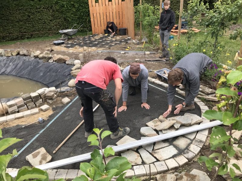 Préparation d’un patio par les élèves en 1ère année de Bac Pro AP pour le concours des jardins – Festival des Dahlias