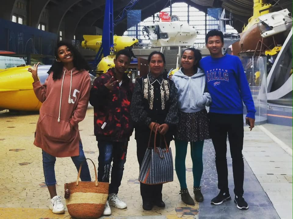 Photo de groupe des jeunes malgaches à la cité de la mer